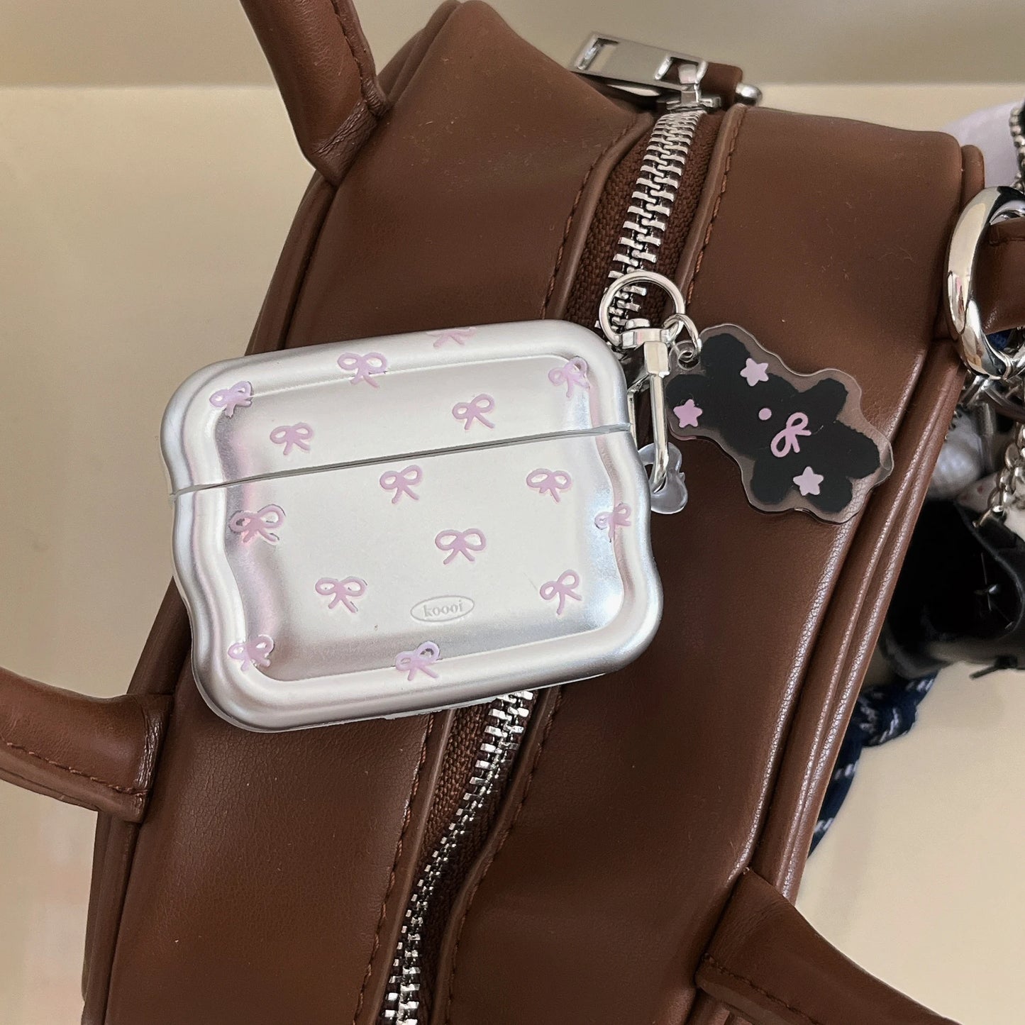 Wave Electroplated Pink Bow + Pendant Suitable for Apple for Airpodspro2 Case/For Airpodspro Case/For Airpods4 Case/For Airpods3 Case/For Airpods2 Case/Simple Earphone Case
