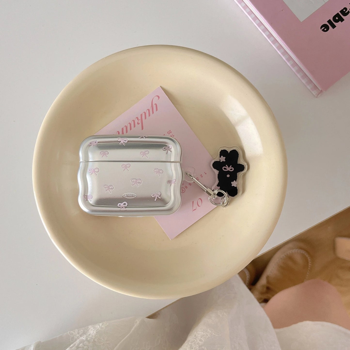 Wave Electroplated Pink Bow + Pendant Suitable for Apple for Airpodspro2 Case/For Airpodspro Case/For Airpods4 Case/For Airpods3 Case/For Airpods2 Case/Simple Earphone Case