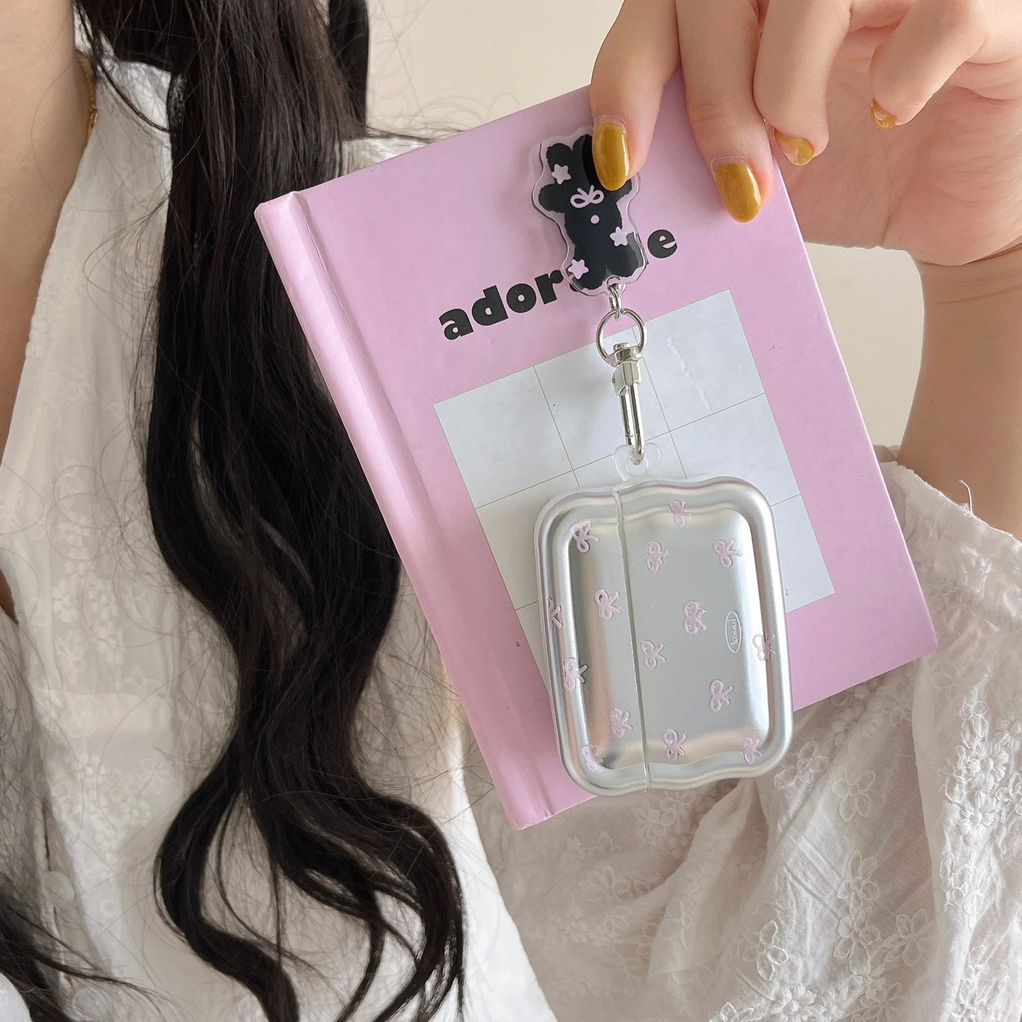 Wave Electroplated Pink Bow + Pendant Suitable for Apple for Airpodspro2 Case/For Airpodspro Case/For Airpods4 Case/For Airpods3 Case/For Airpods2 Case/Simple Earphone Case